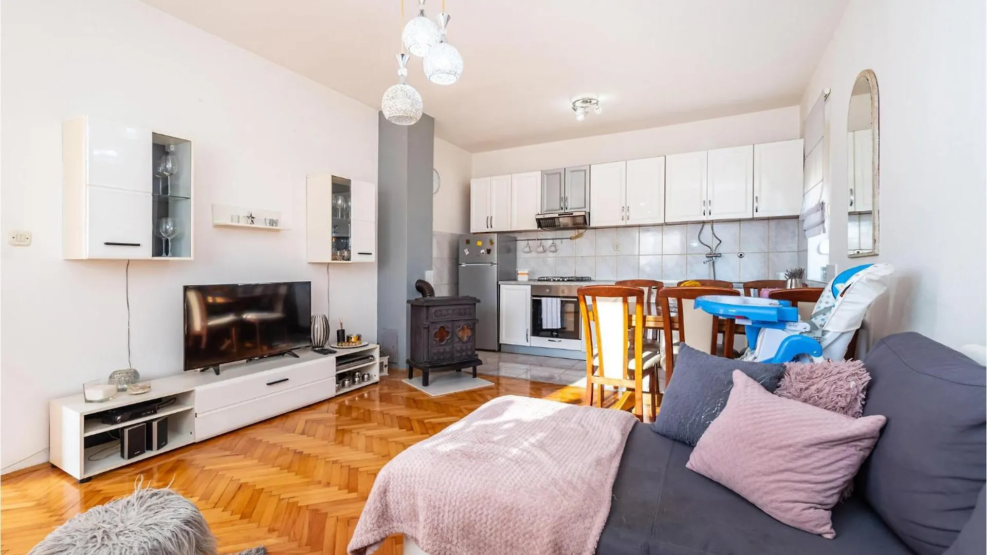 Lovely Apartment In Jasenice With Kitchen